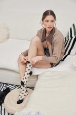 Load image into Gallery viewer, Tiepology Daisy Flower Socks Black Oatmeal
